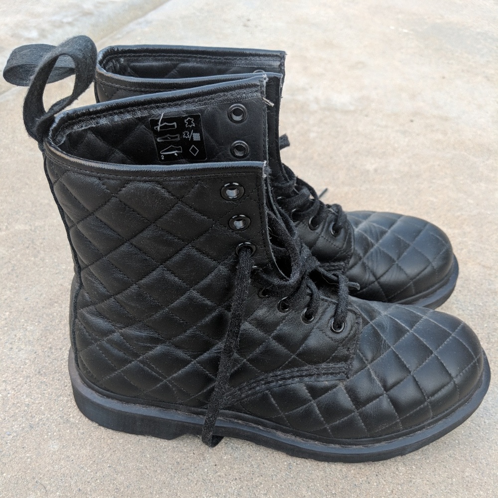 Dr. MARTENS CORALIE. Quilted leather.